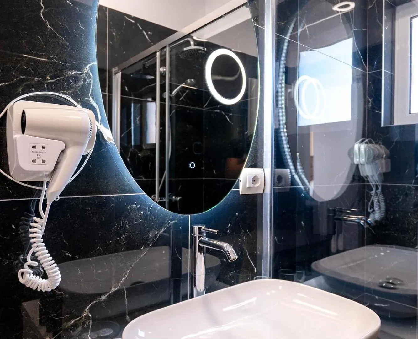 Erioni Hotel Sarande 3*,